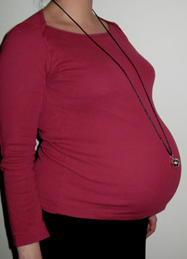 femme enceinte avec collier bola